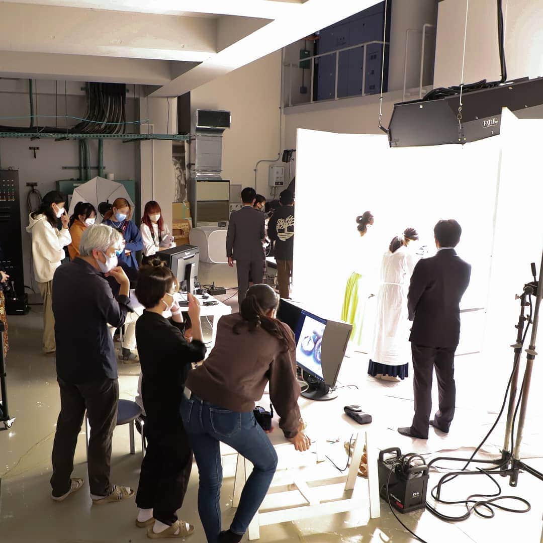 東京造形大学 Tokyo Zokei Universityさんのインスタグラム写真 - (東京造形大学 Tokyo Zokei UniversityInstagram)「_ デザイン学科写真専攻領域の1年生の授業 「写真基礎CⅡ」にお邪魔しました！  本学では後期から一部の授業が対面形式となり、 スタジオでの撮影もできるようになりました👏  今日は、2種類の超高解像度カメラを使って、 静物・人物の撮影に挑戦🕺📷  密を避けるために、履修者を半分ずつに分けての実施ですが、 オンラインではできない授業です🏫  後期の授業の様子は、 引き続きこちらでもご紹介していきます📱  #東京造形大学 #美大 #写真 #授業 #スタジオ #撮影 #超高解像度カメラ #tokyozokeiuniversity #camera #photograph #art #design」10月14日 16時05分 - tokyo_zokei_univ_official