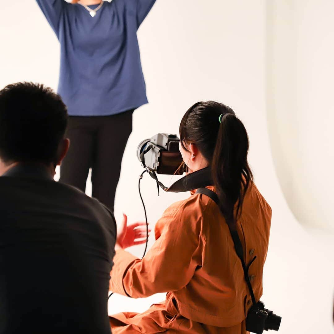 東京造形大学 Tokyo Zokei Universityさんのインスタグラム写真 - (東京造形大学 Tokyo Zokei UniversityInstagram)「_ デザイン学科写真専攻領域の1年生の授業 「写真基礎CⅡ」にお邪魔しました！  本学では後期から一部の授業が対面形式となり、 スタジオでの撮影もできるようになりました👏  今日は、2種類の超高解像度カメラを使って、 静物・人物の撮影に挑戦🕺📷  密を避けるために、履修者を半分ずつに分けての実施ですが、 オンラインではできない授業です🏫  後期の授業の様子は、 引き続きこちらでもご紹介していきます📱  #東京造形大学 #美大 #写真 #授業 #スタジオ #撮影 #超高解像度カメラ #tokyozokeiuniversity #camera #photograph #art #design」10月14日 16時05分 - tokyo_zokei_univ_official