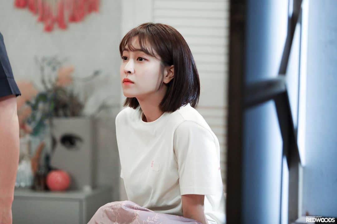 パク・ミンジのインスタグラム：「우리 레드우즈 홍보팀에서 찍어주신 지난 촬영 중 요모조모🎦 @management_redwoods」
