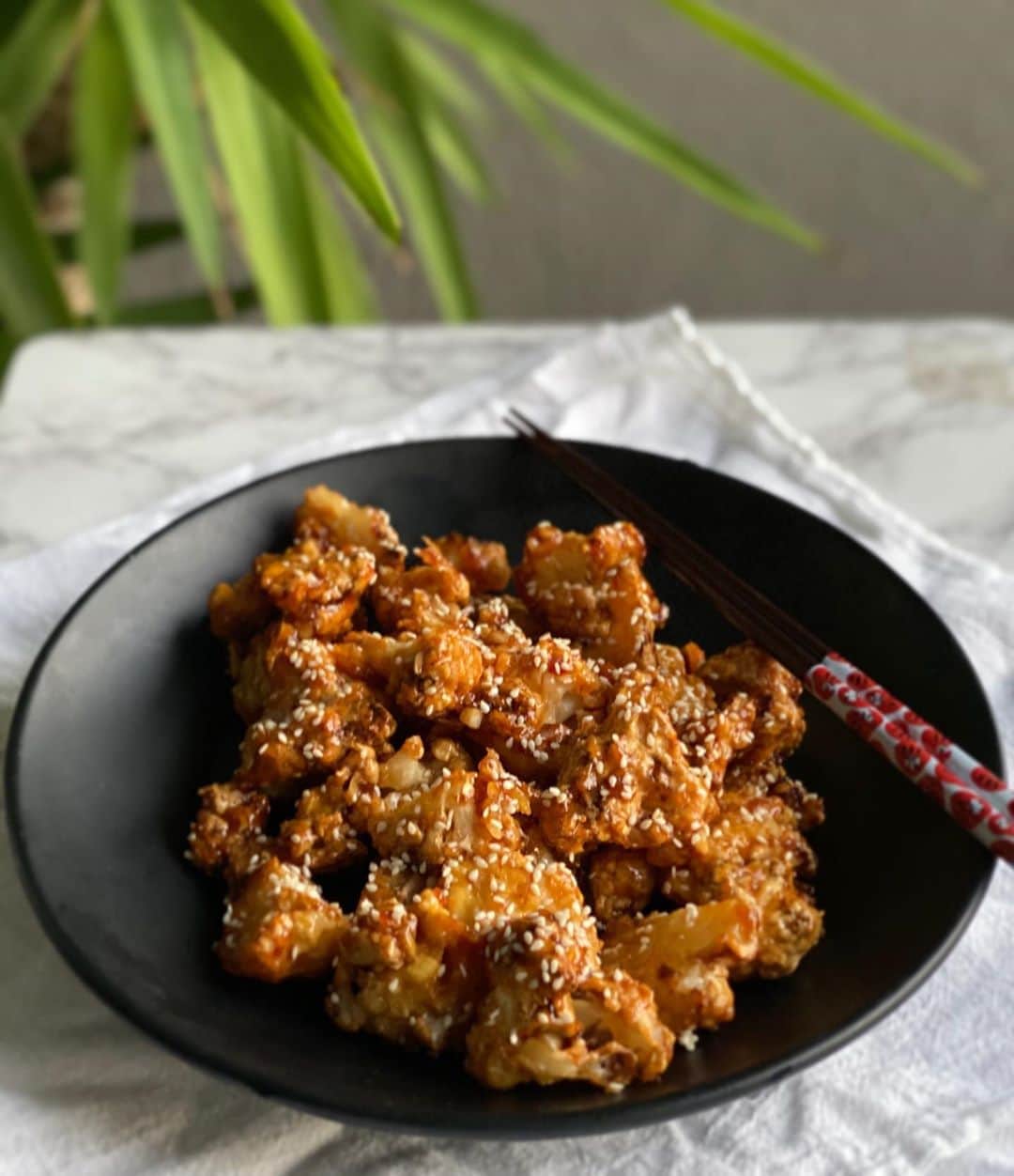 Antonietteのインスタグラム：「Trying to incorporate more meatless dishes, so when I saw that @spoonforkbacon had a recipe for Honey-Garlic Cauliflower, I was getting a little head of myself! Nope? Like cauliflower head? #punfail 😆 Modified the frying in oil to air frying instead which I thought gave pretty good results! Probably best served over rice but this was certainly a meal on its’ own!」