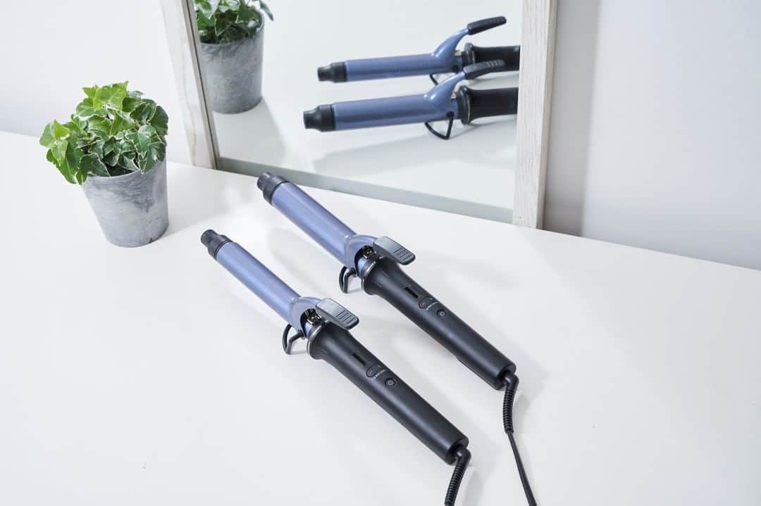 TESCOM テスコムのインスタグラム：「. ＼人気のカールアイロンに26mm径が新登場🎊／ . 今まで #nobbybytescom のカールアイロンには32㎜径しかなかったのですが、 この秋ついに、人気の26mm径が仲間入り💗 . ロングヘアーでも一気に巻けるので、お出かけ前のスタイリングがぐんっとはかどります🙆‍♀️ . サロンの艶カールを美しく再現できるカールアイロン。 ヘアアレンジのベースづくりにも最適◎ . 11月上旬発売予定です♪ . ※アレンジの仕方をわかりやすくするためにヘアーバンドと肩のタオルは外しています。 - - - - - - - - - - - - - - - - - - - - - - - - - ●商品名：プロフェッショナル  プロテクトヘアーアイロン ●品番　：NIM3026／NIM3032 ●カラー：ブラック - - - - - - - - - - - - - - - - - - - - - - - - - @tescom_beauty . Nobbyに関する情報は@tescom_pro キッチン家電に関する情報は@tescom_kitchen にてご紹介中！ . 毎日使うヘアアイテムは #テスコム または #TESCOM で検索してみて下さいね♡ テスコムのInstagramでは、自分らしさを追求したあなたのキレイづくりに役立つ情報を毎週発信しています！ . #美容 #スタイリング #髪質 #ヘアケア #艶髪 #美髪 #コテ巻き #ビューティー #ゆるふわ #ロングヘアー #ツヤ髪 #アレンジヘア #スタイリッシュ家電 #ウェーブヘア #コテ #ウェーブ巻き #美容女子 #プロフェッショナル #ゆるふわパーマ #ダメージケア #美髪ケア #ヘアアイロン #こなれヘア #サラツヤ #巻髪 #カールアイロン #プロ仕様」