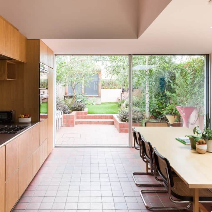 The Modern Houseさんのインスタグラム写真 - (The Modern HouseInstagram)「#forsale Home Bird: a four-bedroom house in Lower Clapton reimagined by architects Morales Finch. Head to the link in our bio for the sales particulars.」10月14日 16時09分 - themodernhouse