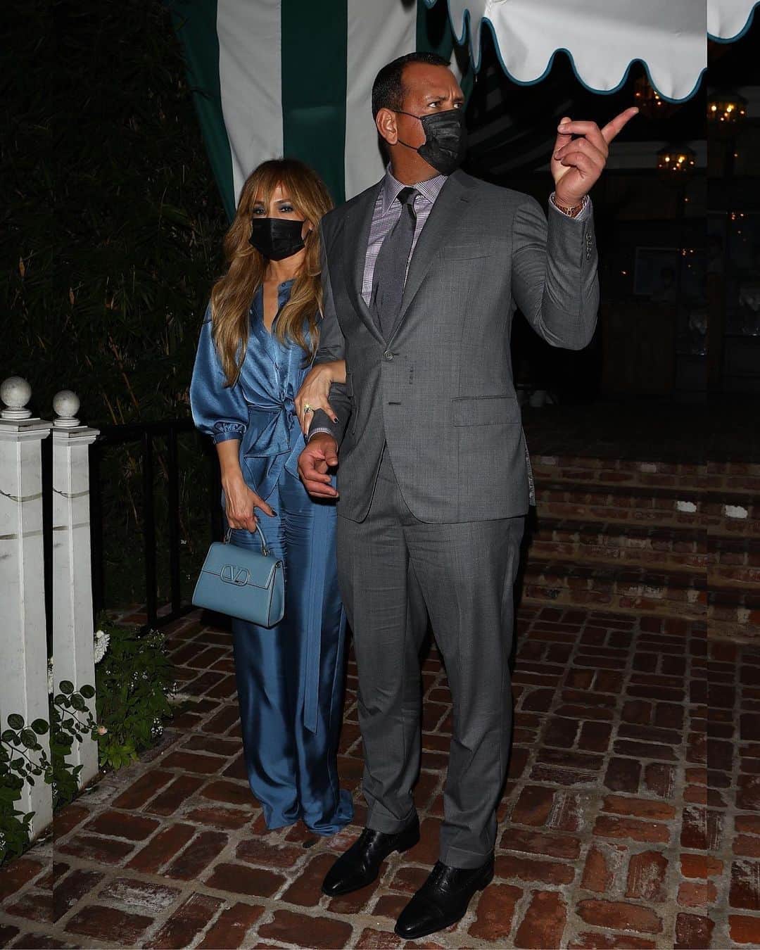 Just Jaredさんのインスタグラム写真 - (Just JaredInstagram)「Jennifer Lopez shows off her new bangs while out on a date night in LA with fiancé Alex Rodriguez  #JenniferLopez #alexrodriguez  Photos: Backgrid」10月14日 16時12分 - justjared