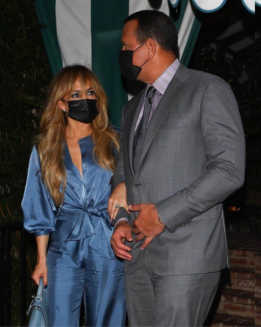 Just Jaredさんのインスタグラム写真 - (Just JaredInstagram)「Jennifer Lopez shows off her new bangs while out on a date night in LA with fiancé Alex Rodriguez  #JenniferLopez #alexrodriguez  Photos: Backgrid」10月14日 16時12分 - justjared