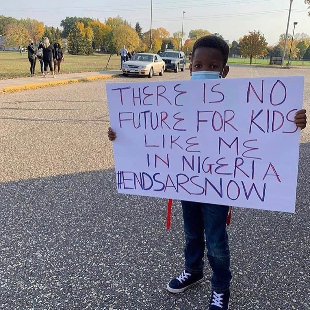 Fuse ODGのインスタグラム：「Sending love to my people in Nigeria. We are bleeding and weeping with you but most importantly we are fighting and standing with you 🇳🇬 #EndSars #SarsMustEnd #EndPoliceBrutalityInNigeria」