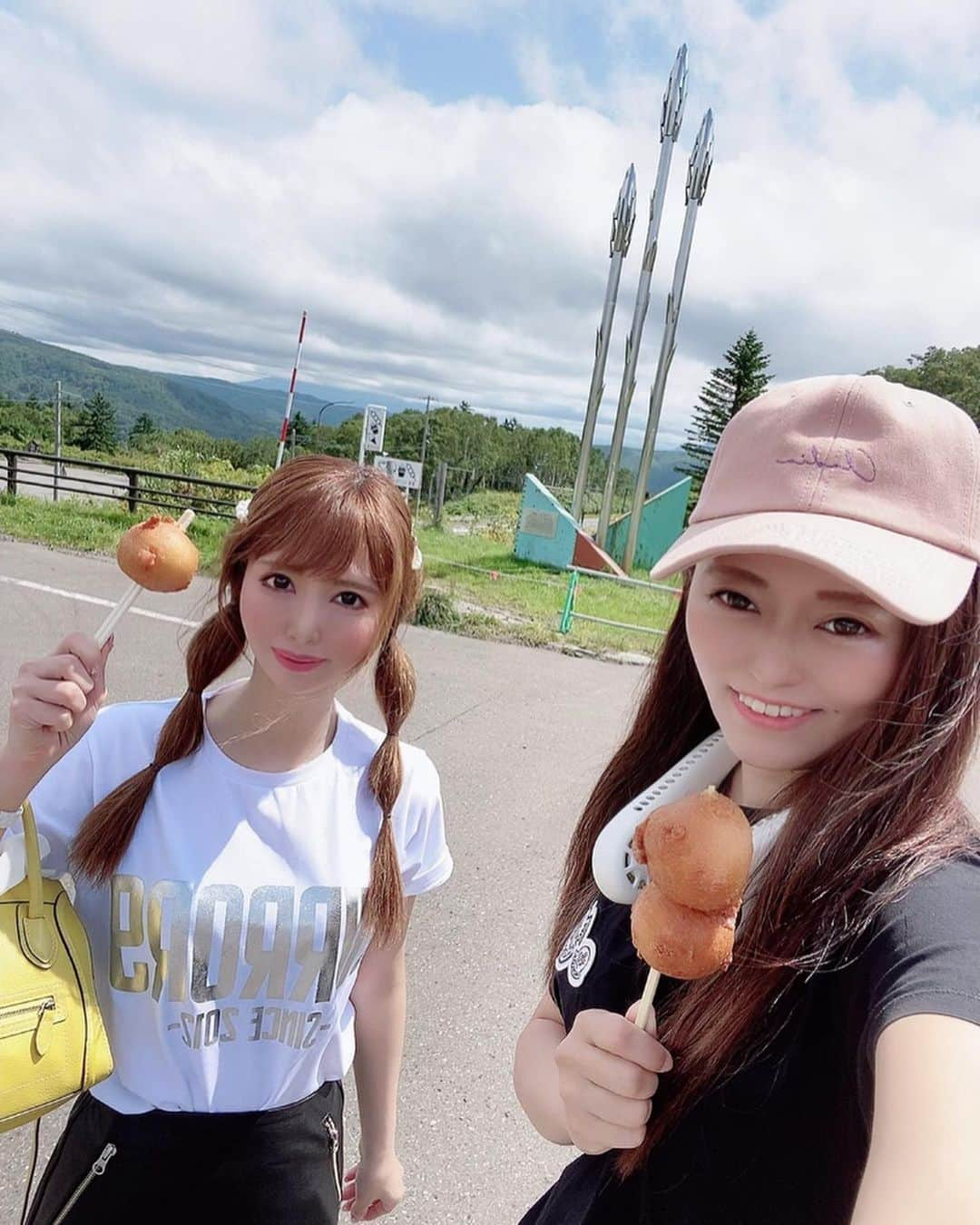 あやかたこやきのインスタグラム：「元気にやっています☺️  夏の思い出、 ルスツに行く途中、中山峠🍠 いももち食べて、🐝に追いかけ回された😂  最近おうちご飯載せてなかった😂 お土産のしまらっきょが減らなくてずっと食べてる😂  てっど5歳？🧸可愛いいな💕 居酒屋連れてってもらえてよかったね☺️  #ルスツ #中山峠 #いももち #ハチ #おうちご飯 #てっど #ted #お誕生日 おめでと❤️ #ススキノ #あやき #ニュークラブ #ホステス #キャバ嬢 #錦 #北新地 #ミナミ #新宿 #歌舞伎町 #銀座 #六本木 #中洲 #国分町 #instagram #instagood #l4l」