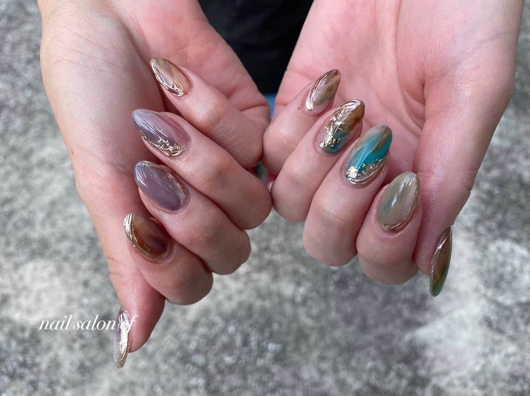 のインスタグラム：「最近のMyネイル💅 @ef.nail  ・ お客様にデザイン見本になるようにと付け替え頑張りました＾＾ めっちゃ出る❤️嬉しいです😭‼️ ・ スマホケースは、メタリックケースとかで検索して楽天で買ったやつです＾＾ ・ #グラデーション#ニュアンスネイル#ニュアンスネイルデザイン#インクネイル #冬ネイル#秋ネイル#秋ネイルデザイン#ワンカラー#シンプルネイル#efネイル#efネイル石川町#efネイル石川町店#efネイルグループ#efネイルサロン#efネイル横浜#efネイル代々木上原店オープン#efネイル代々木上原#efネイル東京店#小森純#ギャラクシーネイル」
