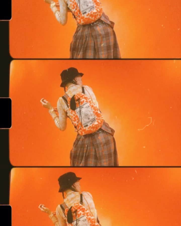 板橋よしえのインスタグラム：「. 続々とCandy Stripper 2020 AUTUMN COLLECTION アイテムが発売になっています🤍 ぜひONLINE STOREをチェックしてみてください🤍 #candystripper #candystore」