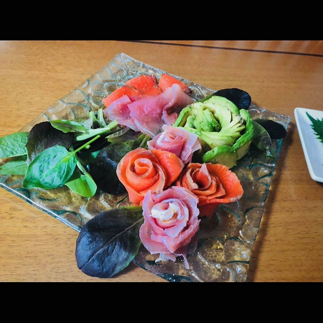 ニコラのインスタグラム：「🐟カルパッチョを作りました🌈  #料理 #料理写真 #料理勉強中 #料理部 #料理部 #料理記録 #料理好き #おうちごはん #クッキング #クッキングラム #instacooking #cooking #cookingram #cookingtime #food #cookingathome #foodstagram #foodasia #yummy #yum #carpaccio #freshfish #salmon #カルパッチョ #サーモン #さんま」