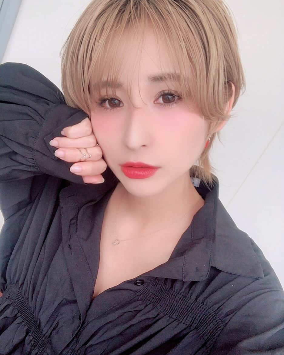 有馬綾香のインスタグラム：「ヘアサロンの予約完了💇‍♀️ ついに明日ヤンキー金髪卒業できる〜🥺  さてさて。  ところで皆様 SUPER GT もてぎ戦は現地応援派？ リモート応援派？  現地派の皆様！ 2号車のファンミチケットは購入してくれましたか？！！！／(^o^)＼  観戦チケット2日分とカーパス、 お弁当やサイン入りグッズも付くし TV電話やお楽しみ企画満載のお得なチケットだよ🎫！！！  何よりファンミ専用のテントでお菓子やドリンクを飲みながら観戦出来てTVも完備！  素敵過ぎてぱんもそれで2号車ファンのみんなと観戦したい🥺w  詳しくはこちら💁‍♀️  ↓↓↓↓↓↓↓↓↓  🍎🍏🍎🍏🍎🍏🍎🍏🍎  2号車 Syntium Apple Lotus 去年のファンミーティング＠鈴鹿に続き、 今年も自動車雑誌「Tipo」さまと合同で、11/7（土）にSUPER GT FAN MEETING @ Twin Ring Motegiを開催させて頂くことをご案内させて頂きます。今回は感染症予防を徹底するために、ドライバーやレースクイーンとはオンラインビデオ電話でのミーティングとなります。その他、このイベントでしか見れないピット内中継や、観客席付近でのホスピタリティテント設置、お土産など、様々なコンテンツを準備しております。販売数に限りがございますので、お早めにご購入下さい。  開催日：2020年11月7日（土）※予選日のみ スケジュール：タイムスケジュールが出次第、発表 開催場所：B席より徒歩5分、SSWホームストレート付近 ※ご購入頂きましたお客様には、別途地図をお送りさせて頂きます。  ◎チケットの種類  ①パーキングパス付チケット：22,600円（送料/税込）限定25枚  ②人パスのみのチケット：20,600円（送料/税込）限定25枚 ※お車1台、複数でお越しの際は、こちらで同乗者分のチケット購入をお願い致します。  チケット販売日時：10月10日（土）11：00より販売開始※数量限定となります。  ご購入方法：オンラインストアにてご購入をお願い致します。 LCIオンラインストア：https://store.lotus-cars.jp/ ※オンラインストアにてご購入される際は、事前に会員登録が必要となります。  ◇お客様特典◇  ・11/7（土）～11/8（日）2日間の観戦チケット（B席上段） ・11/7（土）～11/8（日）2日間のパーキングチケット※カーパス付を購入の方のみ対象  以下は11/7（土）のみの特典となります。 ・ホスピタリティテント設備（お飲み物やお菓子、観戦用TVをご準備しております。） ・サイン入りLOTUSグッズ/お弁当付き ・LOTUS車両展示（市販車：EVORA、LOTUS CUP JAPAN参戦車両：EXIGE＆ELISE） ・ドライバーやレースクイーンとオンラインビデオ電話にてファンミーティング（ホスピタリティテント内） ・ピット内中継やセッション中の中継あり！（ホスピタリティテント内）  イベントの様子は、1/6発売のTipo及びWebへの掲載、またエルシーアイ公式SNSにて配信予定です。  🍏🍎🍏🍎🍏🍎🍏🍎🍏」