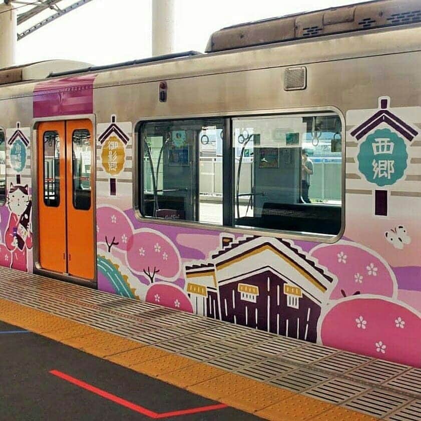 兵庫県さんのインスタグラム写真 - (兵庫県Instagram)「兵庫県公式インスタグラム『love_hyogo』です。  love_hyogoでは皆さんが#lovehyogo のハッシュタグを付けて投稿していただいた写真を紹介をさせていただきます。  本日のピックアップは @my.sweet.kobeさんのお写真です👑 ハッシュタグをつけての投稿ありがとうございます🙏  写真は、西宮市にある甲子園駅での一枚です📷  今夜は日本酒にしようかな🍶…なんて思わせる、和風テイストのイラストにほっこりさせられますね😁車内に入ると、32種類ものデザインがあるミニチュアの「菰樽(こもだる)」をあしらった吊り革が🙋🎶1両あたり8本設置され、乗車中も楽しめるようになっています❗  「灘の酒蔵」活性化プロジェクトの一環として、10月13日から第2弾の運行が始まったラッピングトレイン「Go!Go!灘五郷!」。今回は「四季折々の日本酒の楽しみ方」をテーマに走ります🚎 今年6月には『「伊丹諸白(いたみもろはく)と「灘の生一本」下り酒(くだりざけ)が生んだ銘醸地、伊丹と灘五郷(なだごごう)』が日本遺産に認定されました🎉✨  風の気持ちいい季節。ラッピングトレインに乗って灘の酒蔵巡りはいかがでしょうか👟🌿  兵庫にまつわる投稿は#lovehyogo のハッシュタグをお願いします👈  #兵庫県#兵庫#lovehyogo#love_hyogo#photooftheday#followme #西宮市#甲子園駅#ラッピングトレイン#阪神電車#灘五郷#Go!Go!灘五郷!#自慢したい兵庫の景色 −−−−−−−−−−−−−−−−−−−−−−−−−−−−−−−−−−−−−−−−−−−−−−−−−−−−−−−− 兵庫県では、新型コロナウイルス感染拡大を予防する『ひょうごスタイル』（📍3密（密閉、密集、密接）の回避📍身体的距離の確保📍マスクの着用等）の推進のご協力をお願いしています。」10月14日 16時24分 - love_hyogo