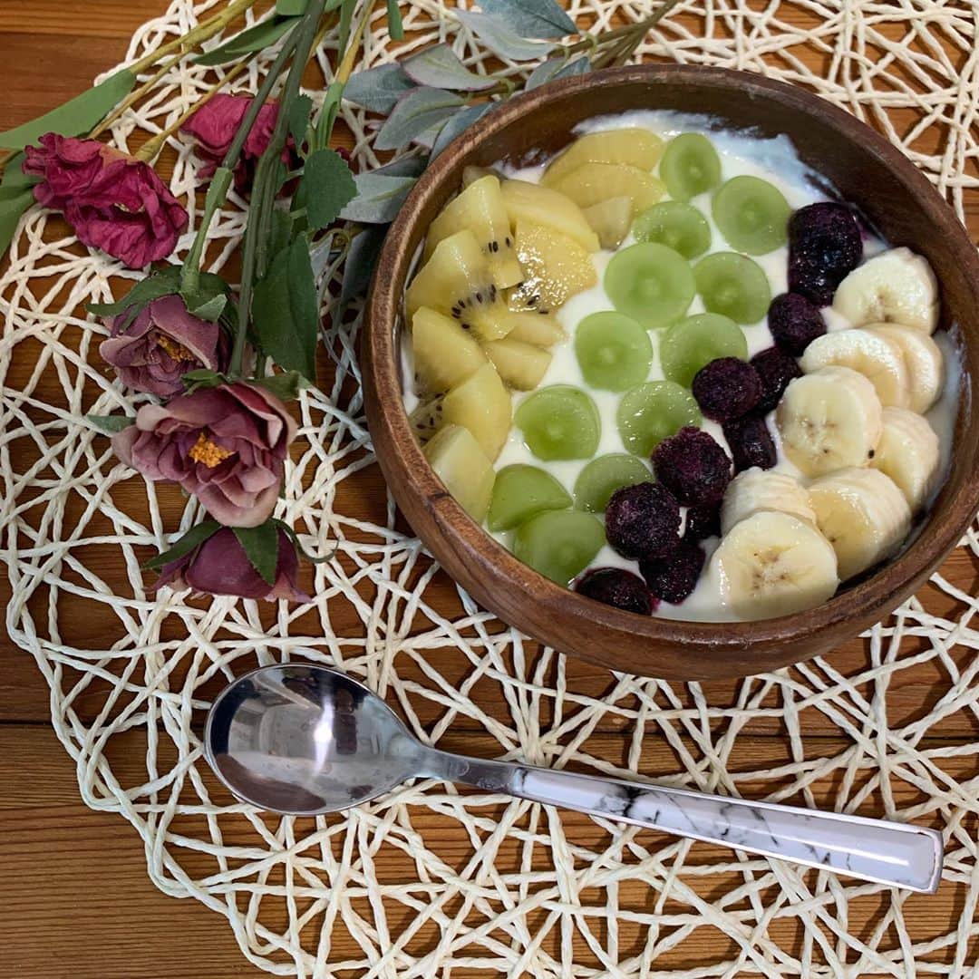 のインスタグラム：「. 楓のオススメ☺️ . 朝食や小腹が空いた時に！ ヨーグルトとフルーツだけじゃなくて 実はヨーグルトにヨーグルト味のプロテインを混ぜてます。 プロテインが苦手な人はスムージーに混ぜたりヨーグルトに混ぜるといいかも🥴 ヨーグルトの場合は一晩置かせると粉っぽさなくなるよ🤗 . なんで、ヨーグルトにプロテインを混ぜてるのかというと、 筋量を維持するのには体重の1.5倍から2倍のタンパク質の摂取が必要とされてます！ 体重50kgの一晩だったら75g〜100g。 それってどのくらい？って思った人。 3枚目の写真は馬刺し100gなんだけど、これで約タンパク質20gです！ お肉は手のひらサイズが約100g！🥩🍖 これ×5を食事で摂取と考えたらちょっとしんどいので、わたしはプロテインを飲んだり、ヨーグルトに混ぜたりしてるよ🤩 ぜひ、お試しあれ❤️  #スラッシュプロテイン #アスリート女子#アスリートご飯#アスリートフードマイスター #プロテイン#プロテイン女子  #三段跳#体づくり #身体づくりは食事から」