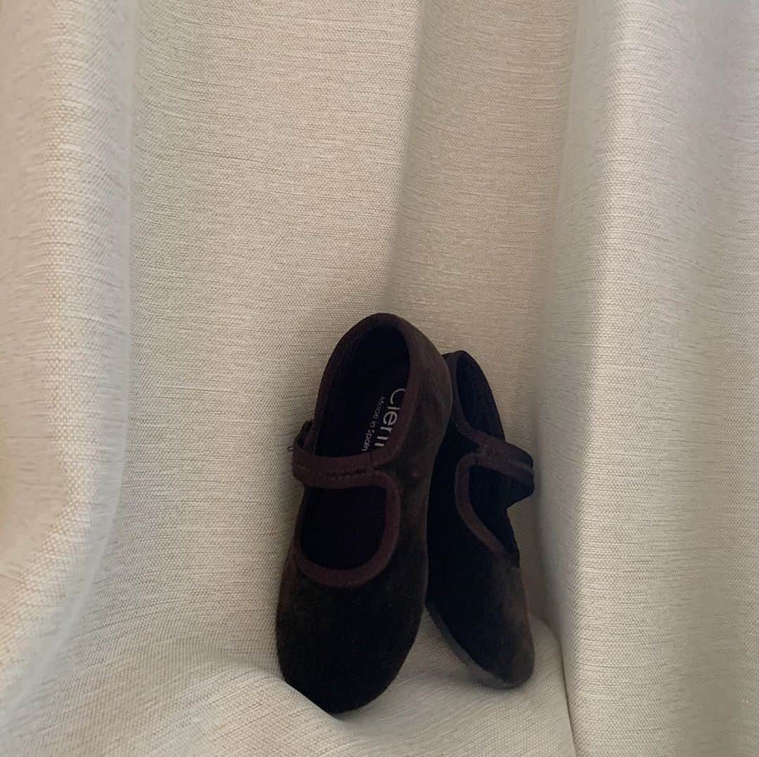 菅谷梨沙子さんのインスタグラム写真 - (菅谷梨沙子Instagram)「今朝楽しみにしていた長女の靴が届きました👞‼︎ @calzadoscienta のベロアシューズ.色はmarronです🌰🍂🍁 カラータイツやソックスと合わせてたくさん履かせたいな。  #cientashoes#kidsfashion」10月14日 16時35分 - risako_sugaya