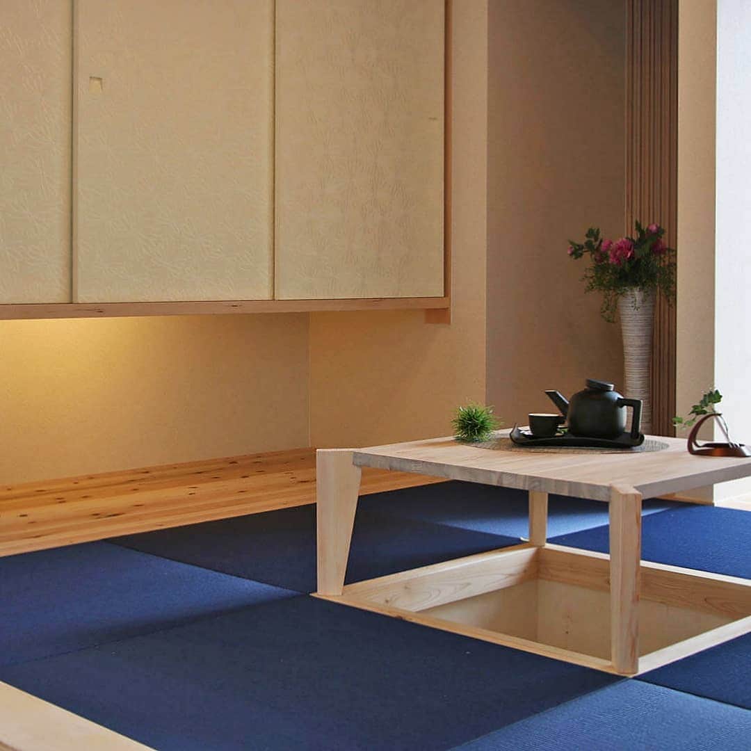 OUKEN DESIGN - 株式会社旺建さんのインスタグラム写真 - (OUKEN DESIGN - 株式会社旺建Instagram)「. 【ワンランク上の和室を作るポイント3選】 . 和の心地良い空間が織り成す、日本人ならではのくつろぎ空間「和室」。 趣のある、上品な空間にするためのポイントをご紹介します。 . . 【1】インテリアは背の低いものを 和室には低い生活スタイルがマッチします。 ソファを置きたい場合も、ローソファを選ぶことで和室に馴染みますよ。 . . 【2】照明にこだわる 和室には、暖色系の照明を使えば昭和レトロな空間にしてくれ、落ち着いた雰囲気のお部屋になります。  客間や寝室として多目的に使うのであれば、間接照明なども置いて、光源は暖色系に統一するとおしゃれで高級感のある空間に。 . . 【3】インテリアには天然素材を 和室は、畳、木の柱や枠、紙の障子など、自然素材で構成された空間です。 壁紙や家具等も天然素材の物を選ぶことで、しっくりと馴染んでくれます。 . 小物もプラスチックのものを選ぶより、木や麻でできたものを選ぶとセンスアップできます。 . . ---------------------------- 住まい作りのご相談はこちらから→ @oukendesign ---------------------------- . . #香川の家 #岡山の家 #和 #和室 #和風 #和モダン #和室のある家 #和室のある暮らし #和室インテリア #和室照明 #客間 #来客 #畳 #畳コーナー #い草 #くつろぎ空間 #インテリア #インテリアデザイン #間接照明 #こだわりの家 #おしゃれな家 #天然素材 #注文住宅 #デザイン住宅 #マイホーム #マイホーム計画 #ouken #旺建」10月14日 16時38分 - oukendesign