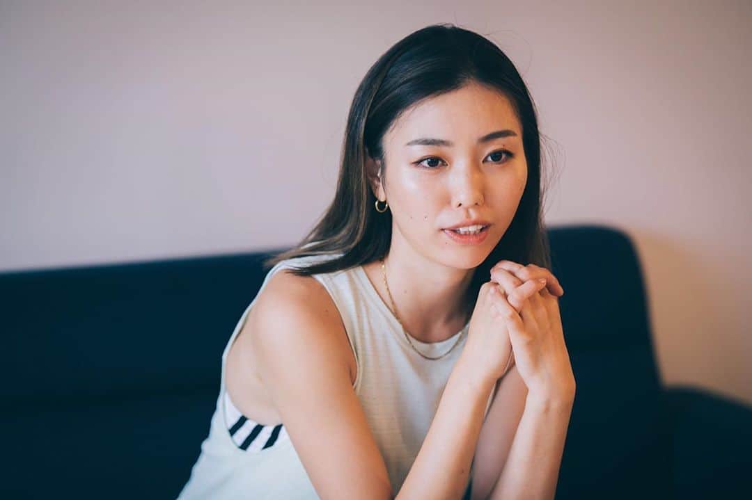 岩崎志保のインスタグラム：「Alpen Group Magazine. 私がランニングを始めた頃からのメンバーと場所でのインタビューだったので、私がこの4年 @adidasrunners や @adidastokyo を通して感じたものの総集編みたいなインタビューになりました。  素敵な機会をありがとう！ @kyo109ka @acaliiina」
