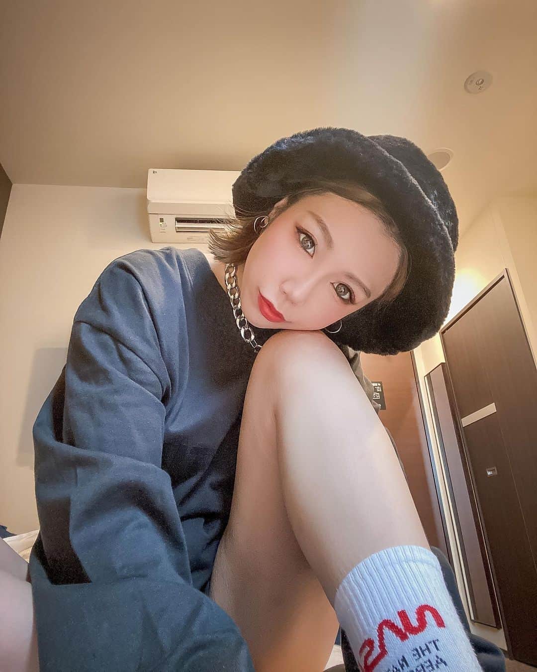 DJ CHI☆MEROのインスタグラム：「🐻 . 名古屋LIFE4日目✌︎ 仮暮らしのアリエッティー。 地域共通クーポンでメディキュット買いました笑 後はナナ氏とランチしたり 美味しいもの食べてなんだかんだ満喫しています😋 . 今日は21:00に重大発表があるのでお楽しみに🎧🔥 . #outfit @essentials   #名古屋PARCO#PARCO#名古屋」