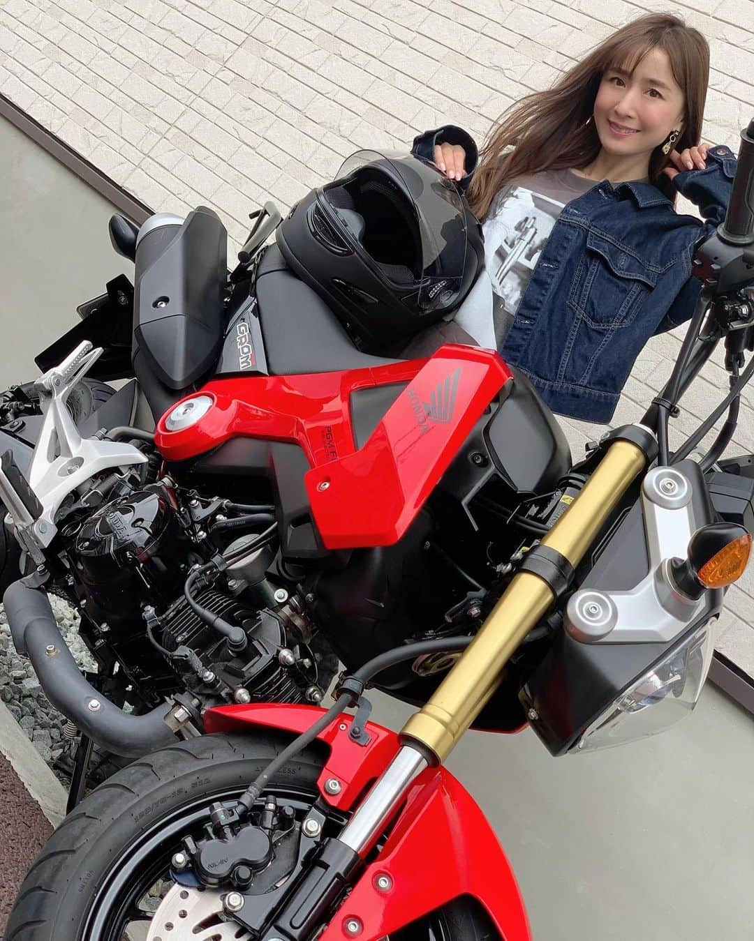 山川恵里佳さんのインスタグラム写真 - (山川恵里佳Instagram)「・ ・ 納車❤️🏍❤️ HONDAのグロム125cc！ 大型じゃないの？ですよね笑 ・ 大型自動二輪免許持ってて ペーパーライダー教習も通ったんだけど☺️ 大きいの心配だからとりあえず足付き良くて 重すぎないバイクからスタートして ステップアップしていく予定です✨ ・ まだ運転してないので しっかり練習して慣れていこうと思います♡ ・ ・ #バイク女子 #ホンダ #グロム #grom125  #グロム女子 #バイク #オートバイ #hondamotorcycles #やまかわのばいく」10月14日 16時43分 - erika_3_official