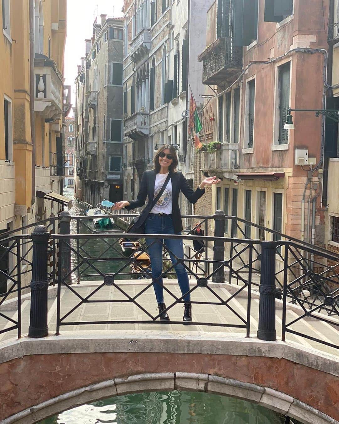 メラニー・サイクスさんのインスタグラム写真 - (メラニー・サイクスInstagram)「Hi-diddle- dee- dee a tourist’s life for me 🙋🏽‍♀️😂💫 🤷🏽‍♀️ #Venice #tourists 🎼 flash back to my first day in Venice xxx」10月14日 16時47分 - msmelaniesykes