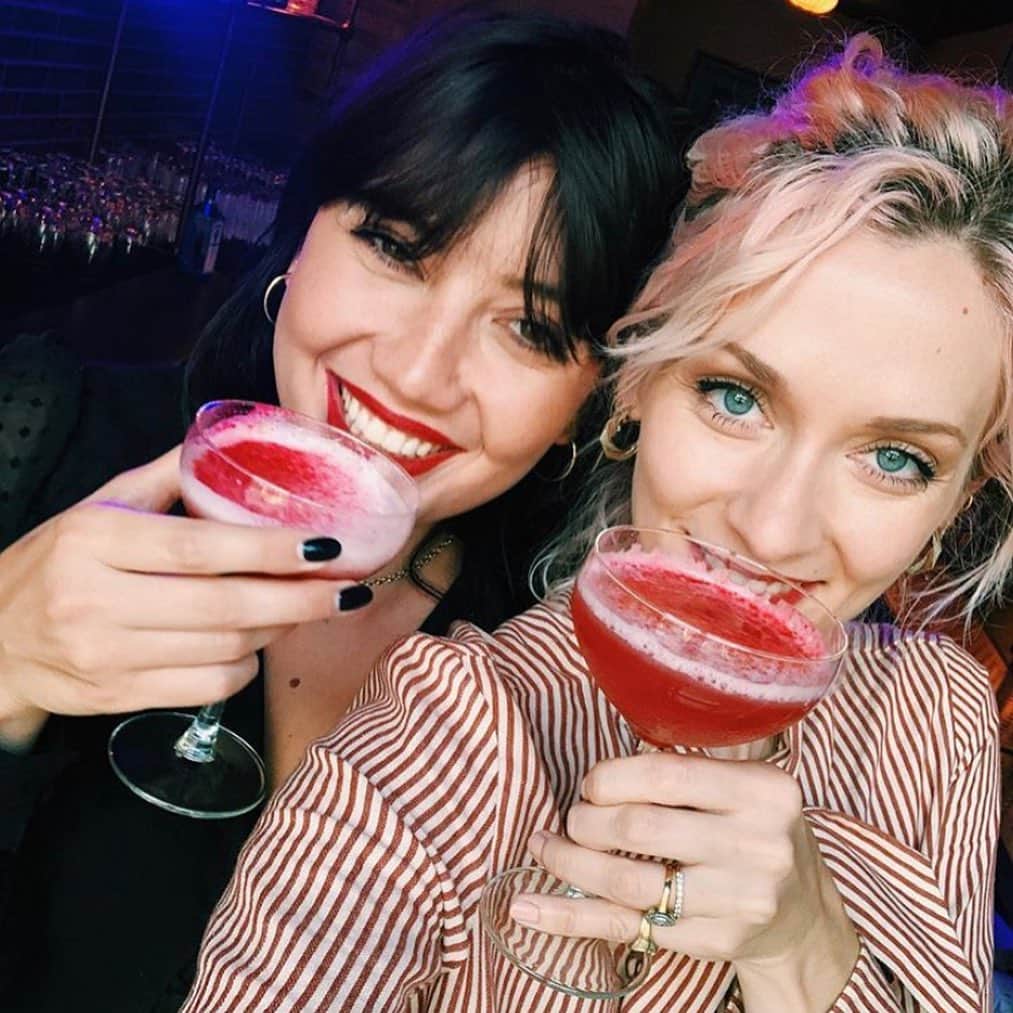 デイジー・ロウのインスタグラム：「HAPPIEST BIRTHDAY @portiaportiaaaa to the greatest best mate a girl could ask for, the brightest & most beautiful sunshine in the room at all times, the best Glastonbuddy, most inspiring Mumma, wife & now entrepreneur! I am lucky enough to say that from the age of 15 you have been radiating that gorgeous nurturing heart of yours in my life & every year you absolutely astound me with your constant evolution & you also make me giggle more than anyone else on the planet. Thank you for being so perfectly you. Today is all about you and I can’t wait to celebrate you all day (every day) happy birthday my love ♥️♥️♥️」