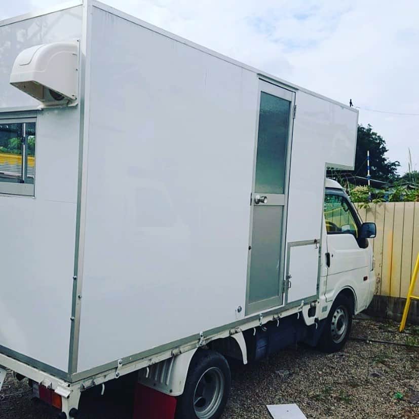 堀井翼のインスタグラム：「最近暑くなくなって寝やすいし最高だわ  もう夏終わって寝やすくなったしそろそろ誰か泊まりにこいよ。 ちょっとだけイカ臭いけどなるべく運転席でしてるから後ろは大丈夫だと思う #堀井翼のラッキーパンチチャンネル #堀井翼 #股間王」
