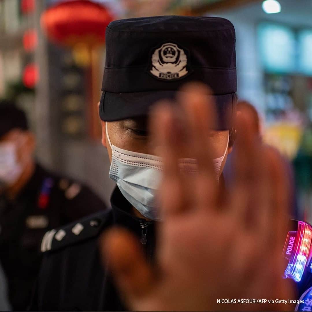 ABC Newsさんのインスタグラム写真 - (ABC NewsInstagram)「A police officer wearing a face mask tries to stop a Photojournalist to take pictures on a street outside of a shopping mall complex in Beijing. #china #police #facemask」10月14日 16時54分 - abcnews