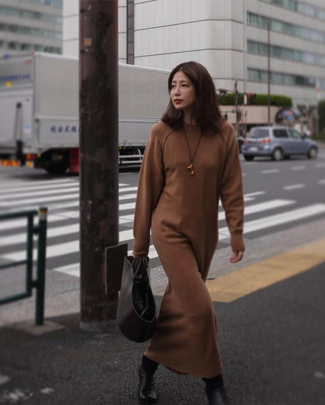 JUNNAのインスタグラム：「クルーネックIラインニットワンピース  なめらかな風合いのタスマニアラムウールにナイロンをブレンドし 軽やかに編立たミドルゲージニットワンピース。  空気をはらんだ膨らみのある糸は、軽量ながら保温性が高く、チクチク感の少ない心地よい肌触りが魅力です☺️  センターラインに編地でさり気ないデザインを...🧶  ブーツやスニーカー合わせ👟がオススメです⚪️  #2020ETRE_AW  【新作発売スケジュール】 📍ルミネ新宿店　毎週木曜日 📌ETRÉ TOKYO  毎週木曜日19:00 📌ZOZOTOWN  毎週金曜12:00 📌ELLESHOP  毎週土曜19:30  #カジュアル #ミディアムヘア #秋メイク#キャメル#ブラウン#ベージュ#カジュアル #大人カジュアル#秋#秋服 #156cm#etretokyo#冬#冬コーデ#YouTube#ダッフルコート#ミリタリー#カジュアルファッション#ニット #ニットコーデ」