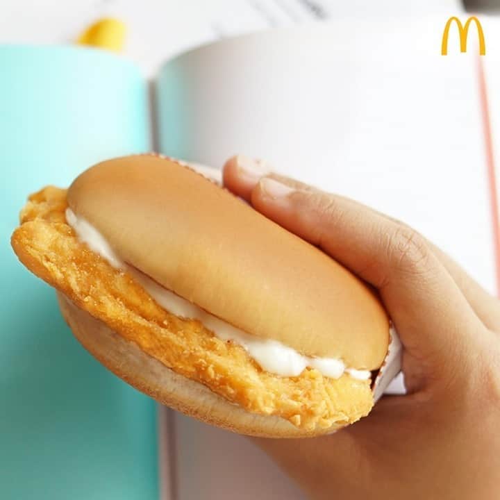 McDonald's Philippinesのインスタグラム：「Chicken na burger? 😲 ‘Yan ang iba! Enjoy sulit sa sarap McCrispy Chicken Sandwich with the new Snack Burger McShare! 🙌  Order now via McDo Dine-In, Drive-Thru, Take Out, or Pick-Up. You can also get it via the McDelivery PH App or call 8888-6236 (for NCR).」