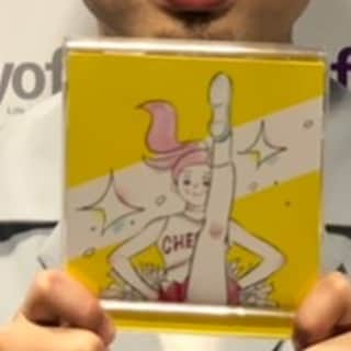 のインスタグラム：「ニューアルバム Cheer発売ですー よろしくお願いします。  ハマオカモトさんの手です！」