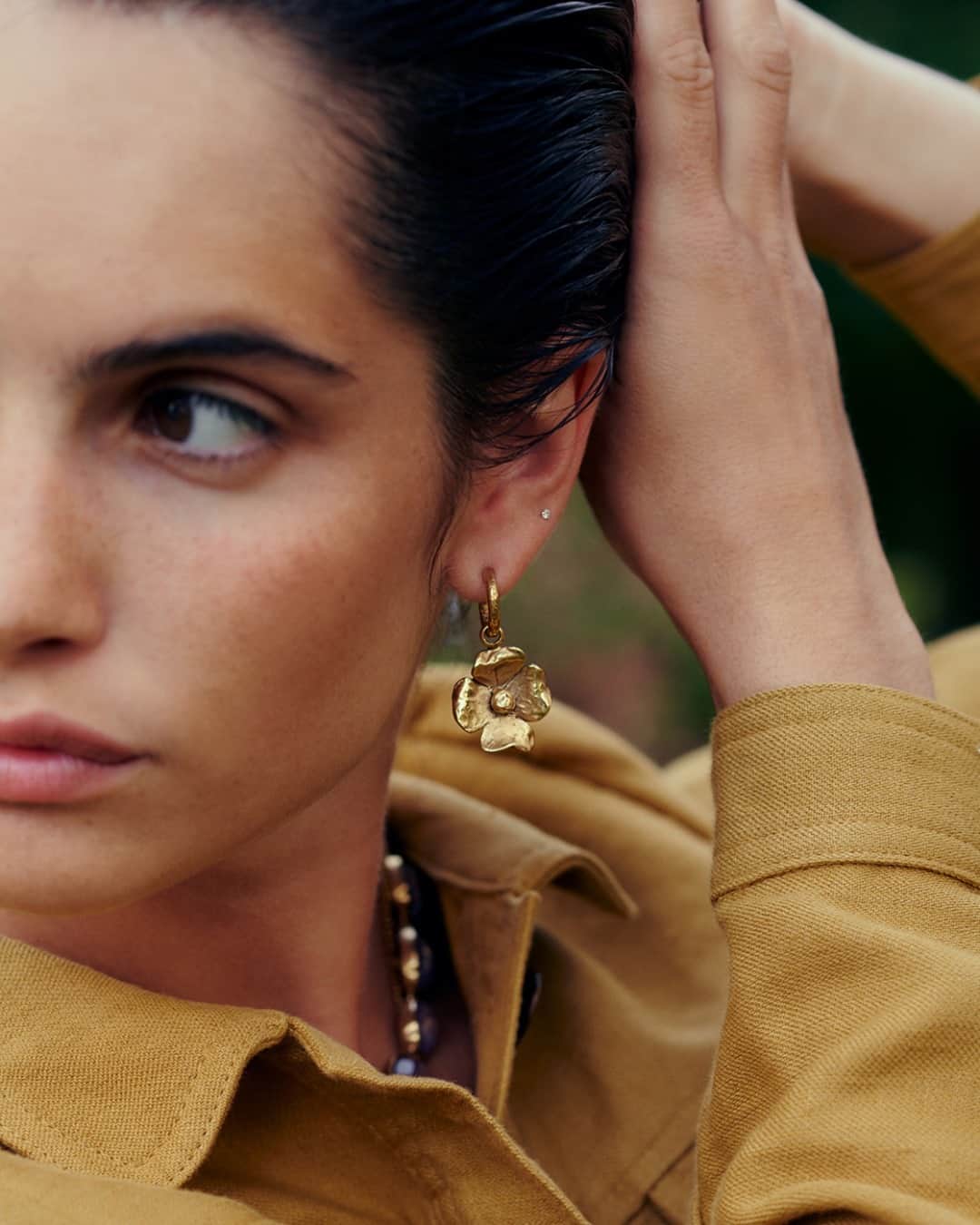グーセンス パリのインスタグラム：「TALISMAN flower earring in brass soaked in a 24-carat gold bath, yellow gold color. . . @prunepauchet shot by @sashamarro and styled by @smala.paris」