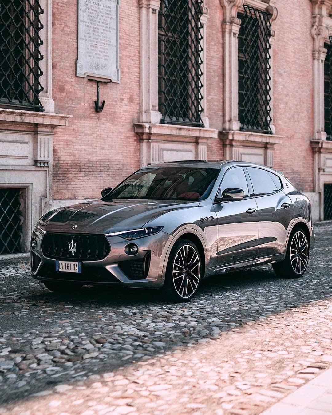 Maserati Japan | マセラティ ジャパンのインスタグラム：「アグレッシブでありながらラグジュアリーであることも忘れない。この相反する2つの要素が無理なく共存した、レヴァンテ トロフェオのデザインは、明瞭かつ理路整然とした弁舌で、マセラティそのものが何たるかを語っています。  レヴァンテ トロフェオの詳細はこちら https://www.maserati.com/jp/ja/models/levante  #Maserati #マセラティ  #MaseratiJapan #マセラティジャパン #LevanteTrofeo #レヴァンテトロフェオ」
