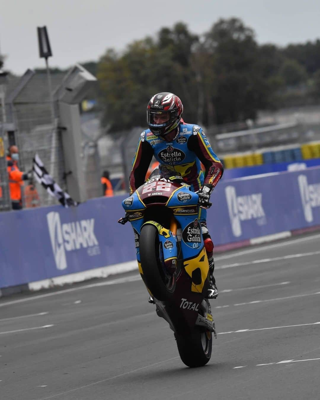 MotoGPさんのインスタグラム写真 - (MotoGPInstagram)「Happy #WheelieWednesday from @sam.lowes22  celebrating his #FrenchGP 🇫🇷 win in style! This is just how it feels when all the hard work pays off! 🙌 #MotoGP 🏁 #Wheelie #Moto2」10月14日 17時00分 - motogp