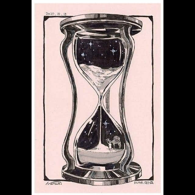 Kuretakeさんのインスタグラム写真 - (KuretakeInstagram)「砂時計の中に幻想的な砂丘の世界が広がっていてます！素敵な物語が始まりそうです。主線は「呉竹筆ぺん55号」の細いほうの硬筆、砂漠の濃淡は「完美王 うす墨」、空に浮かぶ星々は「白筆ぺん超極細」で描かれておりそれぞれの筆ぺんの特長がしっかりと活かされています。  There's a dune in the hourglass! A wonderful story is about to begin.  "FUDE PEN No.55" for the outlining, "CAMBIO USUZUMI" for the shading, "BRUSH PEN WHITE ULTRA FINE" for the stars in the Night Sky.  The characteristics of each brush pen are fully utilized.  Art by: @720_nk Made with: 1. ZIG Cartoonist 白筆ぺん超極細/ZIG Cartoonist BRUSH PEN WHITE ULTRA FINE 2. くれ竹筆ぺん 二本立かぶら( 55号)/ KURETAKE FUDE PEN ”NIHON-DATE KABURA” (No.55) 3. くれ竹美文字 完美王 うす墨/ KURETAKE BIMOJI ”CAMBIO” Medium USUZUMI GRAY  #kuretake_inktober #kuretake #kuretakezig #inktober #inktober2020 #呉竹 #インクトーバー #インクトーバー2020 #kuretakeinktober #blackandwhite #kuretakebrushpen55 #kaburabrushpen #kuretakebrushpen #blackandwhiteart #inkdrawing #inkart #zigmangaka #呉竹筆ペン #inktober2020dune #inktoberday13  #kuretakecambio #完美王」10月14日 17時01分 - kuretakejapan