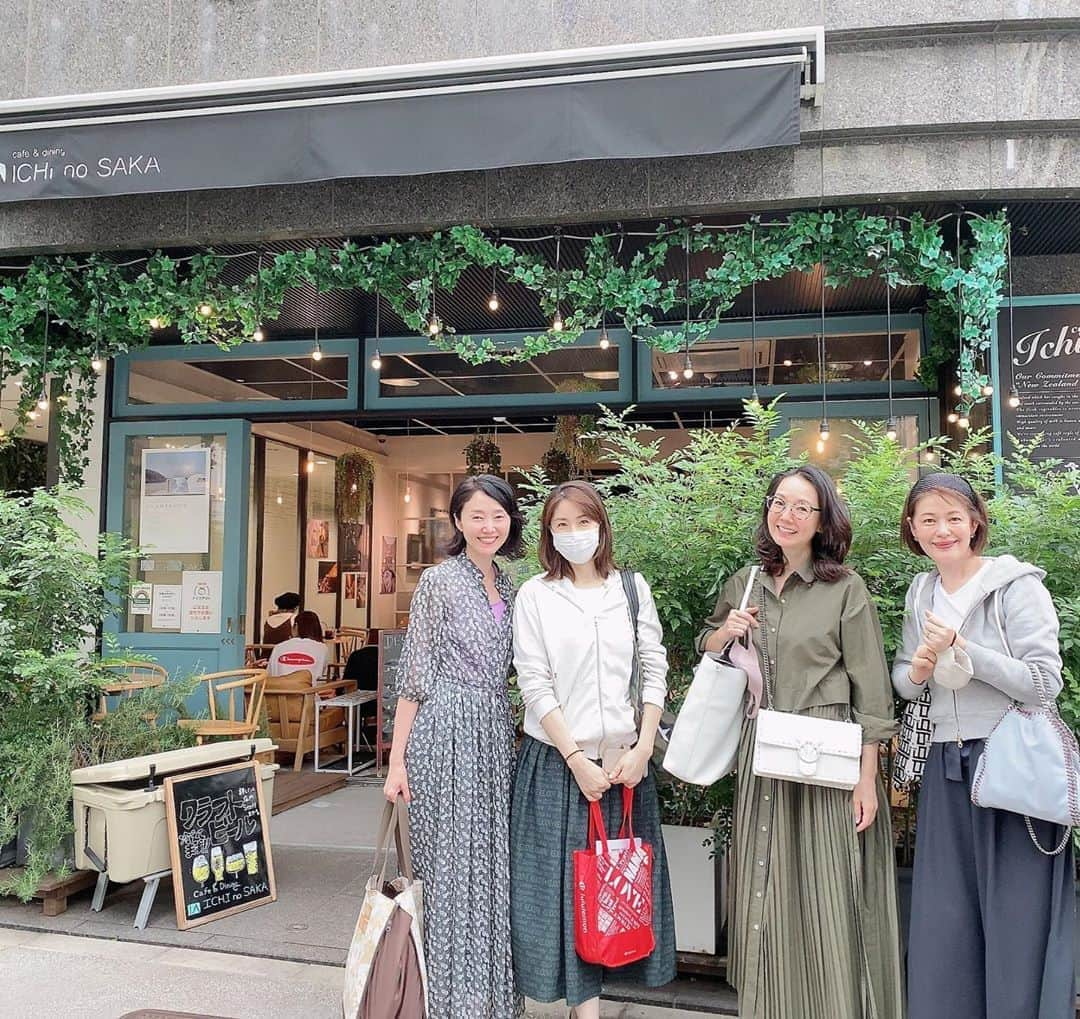 芦田桂子さんのインスタグラム写真 - (芦田桂子Instagram)「カラダが整ったあとは スタジオ近くのカフェで カラダが喜ぶヘルシーランチを🥗 ・ タンパク質と各種ビタミンが摂れるパワーサラダを頂きながらの女子トークは最高〜！ 仕事やプライベートまで先輩達からの的確なアドバイスはとってもありがたく ココロに染みました.... 実践します♡ ・ ・ #ランチ  #saladas  #healthyfood  #beautyfood  #instafood  #instagood  #わたしだけマスクしてた😆 #女子トーク楽しい  #rurulemon  #model #芦田桂子」10月14日 17時04分 - keiko_ashida