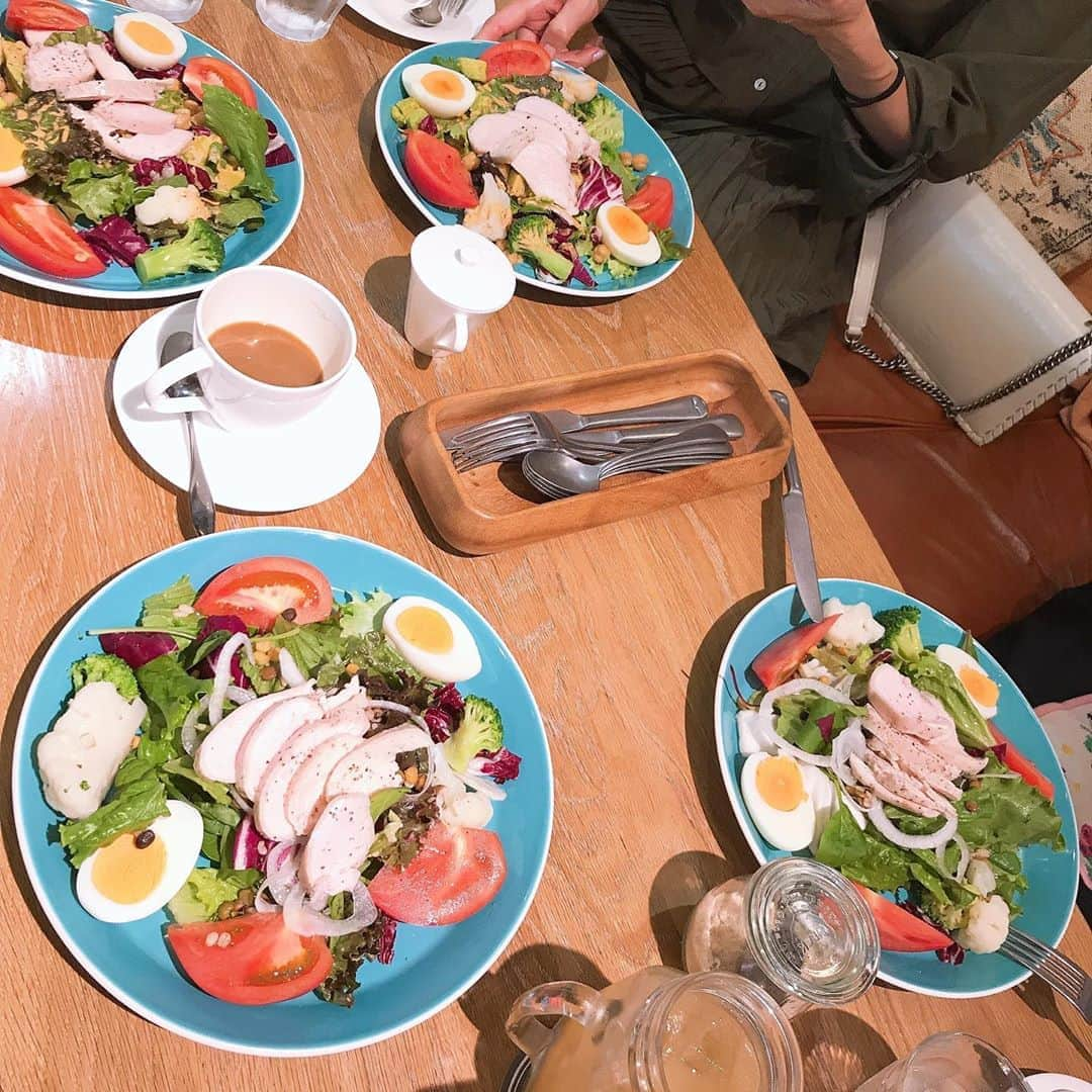 芦田桂子さんのインスタグラム写真 - (芦田桂子Instagram)「カラダが整ったあとは スタジオ近くのカフェで カラダが喜ぶヘルシーランチを🥗 ・ タンパク質と各種ビタミンが摂れるパワーサラダを頂きながらの女子トークは最高〜！ 仕事やプライベートまで先輩達からの的確なアドバイスはとってもありがたく ココロに染みました.... 実践します♡ ・ ・ #ランチ  #saladas  #healthyfood  #beautyfood  #instafood  #instagood  #わたしだけマスクしてた😆 #女子トーク楽しい  #rurulemon  #model #芦田桂子」10月14日 17時04分 - keiko_ashida