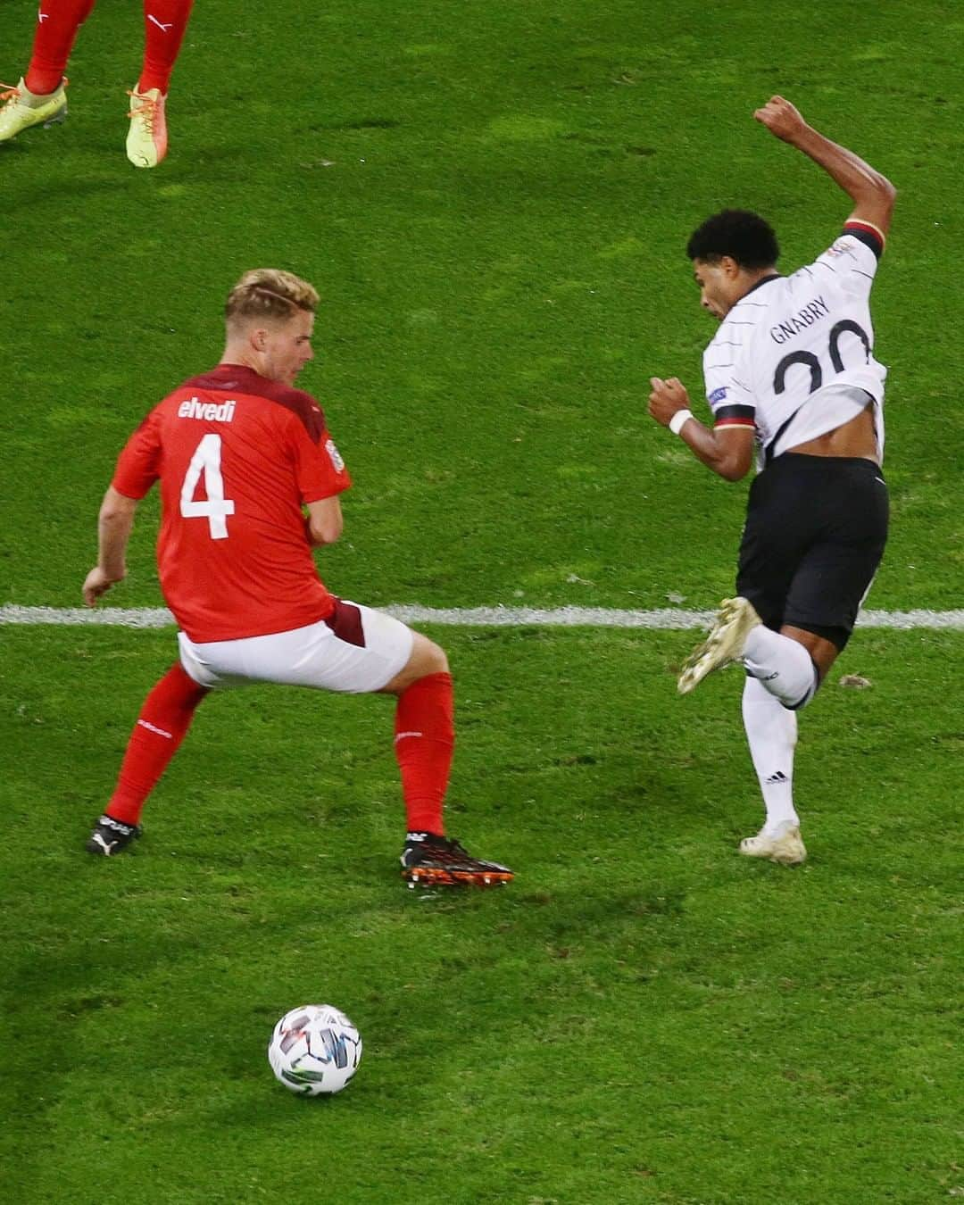 バイエルン・ミュンヘンさんのインスタグラム写真 - (バイエルン・ミュンヘンInstagram)「👀 WHAT A GOAL! 😍 @sergegnabry   @dfb_team #GERSUI #MiaSanMia #FCBayern #Gnabry」10月14日 17時15分 - fcbayern