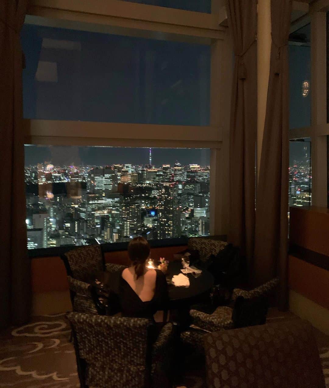 吉竹美聡さんのインスタグラム写真 - (吉竹美聡Instagram)「久しぶりの夜デートで思い出の席🍷🌉🖤」10月14日 17時09分 - misatoy