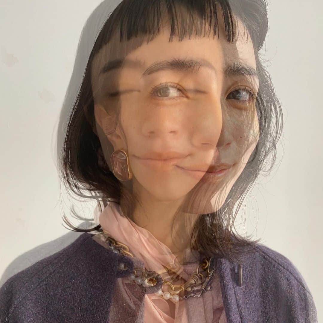 菊井亜希のインスタグラム：「@solovofficial  collectionLOOK  shooting🍇  えーこちゃんにはよく、変な動きしてー!と言われます😂 そんな振りも、彼女のいちファンである私がsolovの世界観の中で表現できるって ホントに幸せな事です☺️  現場でクリエイトするヒトたちは、いつも強く美しく眩しい🙈  いい刺激になりました♡  近日公開をお楽しみにください🥰🥰  solov designer @eiko_tanaka  hairmake @eatxxxtae  @aki_nicole  photographer @_kaoli_  皆さま、楽しい時間を ありがとうございました♡」