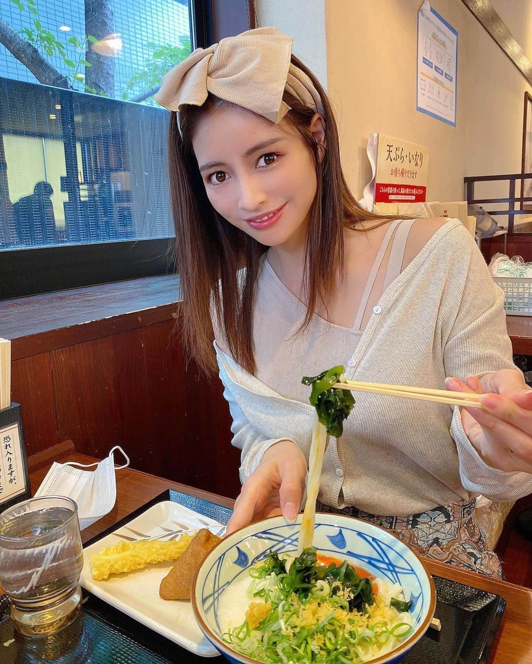 得あゆさんのインスタグラム写真 - (得あゆInstagram)「うどん食べた時の🤍 ここは…………みんなお馴染み？笑 ・ ・ ・ ・ ・ ・ ・ ・ #丸亀製麺#うどん#うどん部#ランチ#お昼ごはん#和食#日本食#ヘルシー#ダイエット#健康#美容#食べ歩き#グルメ#ヘアバンド#シンプルコーデ#ナチュラルメイク#秋服#ヘアスタイル#ベージュ#インスタ映え#カメラ女子#記念日#いただきます#udon#japanesefood#japanesegirl#gourmet#hairband#lunch#beige」10月14日 17時16分 - tokuayu819