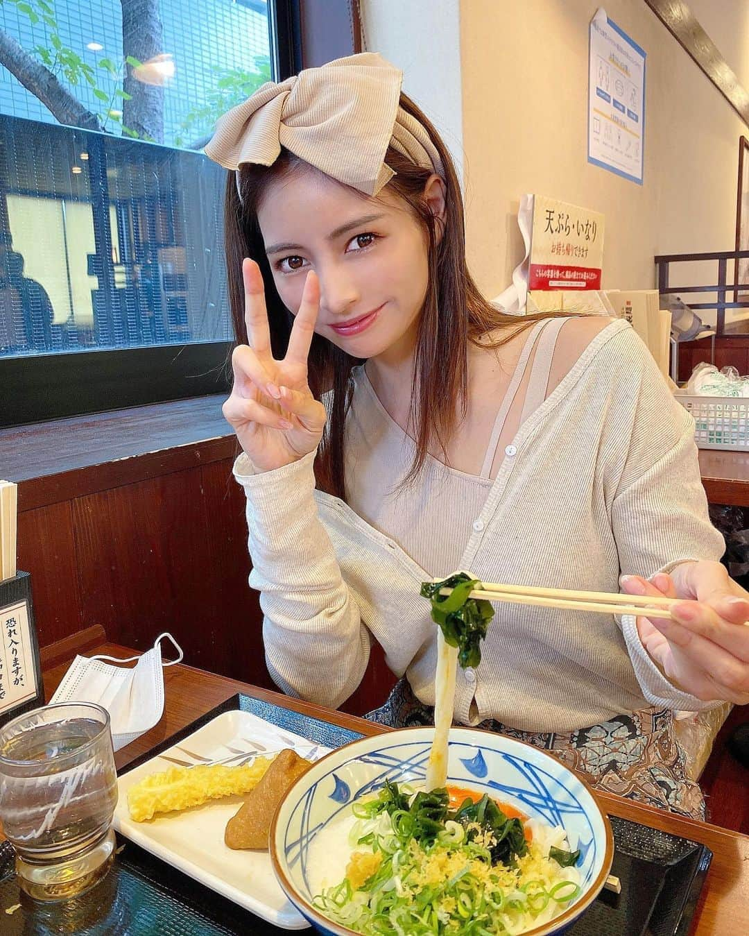 得あゆさんのインスタグラム写真 - (得あゆInstagram)「うどん食べた時の🤍 ここは…………みんなお馴染み？笑 ・ ・ ・ ・ ・ ・ ・ ・ #丸亀製麺#うどん#うどん部#ランチ#お昼ごはん#和食#日本食#ヘルシー#ダイエット#健康#美容#食べ歩き#グルメ#ヘアバンド#シンプルコーデ#ナチュラルメイク#秋服#ヘアスタイル#ベージュ#インスタ映え#カメラ女子#記念日#いただきます#udon#japanesefood#japanesegirl#gourmet#hairband#lunch#beige」10月14日 17時16分 - tokuayu819