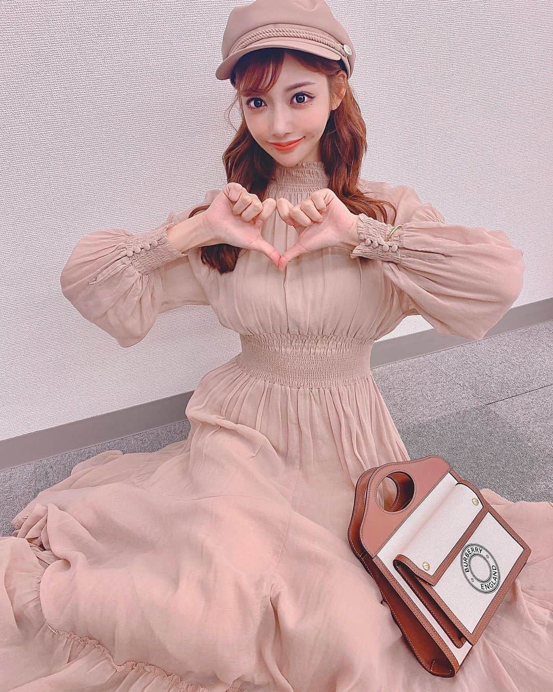 明日花キララのインスタグラム：「ミスベージュ👸🏼🍁」