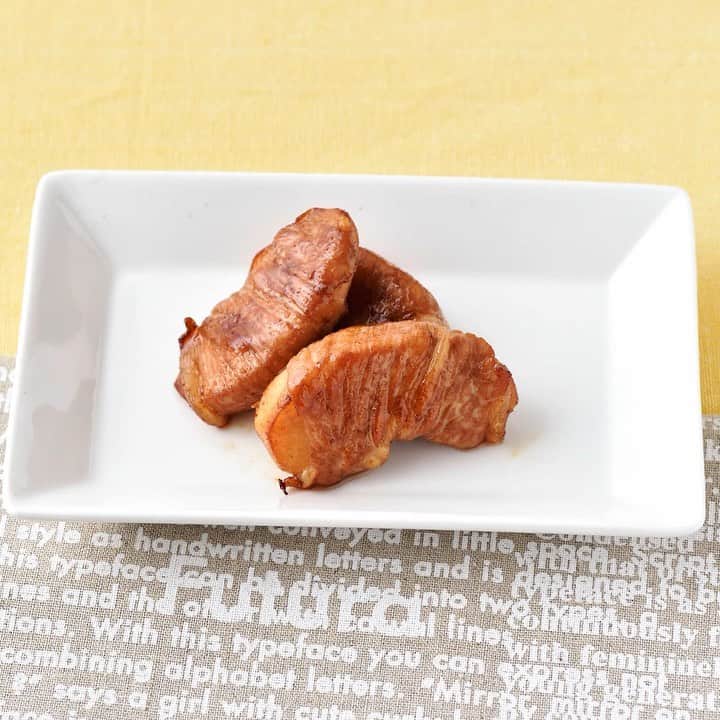 HAPIKU HAPIKU（ハピク）のインスタグラム：「★保育園給食のレシピ紹介★ 冷めても美味しい【りんごの肉巻きスティック】 りんごの甘味と豚肉は、相性バッチリの組み合わせ。 りんごの酸味と豚肉の脂のバランスが最高です。 冷めても美味しいので、お弁当にもおすすめです。 また、りんごはやわらかくなるまで全体に火を通しても美味しいですが、食感を残しても◎。 ============================= 【特集】食欲の秋！旬の食材でごはんを食べよう♪ https://shoku.hapiku.com/recipe/season/192/ レシピなど詳細はプロフィールのリンクからもみることができるよ！ ============================== #HAPIKU #HAPIKUレシピ #保育園給食のHAPIKU #保育園給食メニュー #保育園給食レシピ #食育のHAPIKU #乳幼児の食情報 #乳幼児のごはん #幼児食レシピ #幼児食 #保育園 #保育園給食 #保育園おやつ #保育園弁当 #保育園栄養士 #食育 #子育て #こどもごはん #こどものおやつ #こどものいる暮らし #新米ママ #りんごの肉巻き #りんごレシピ」