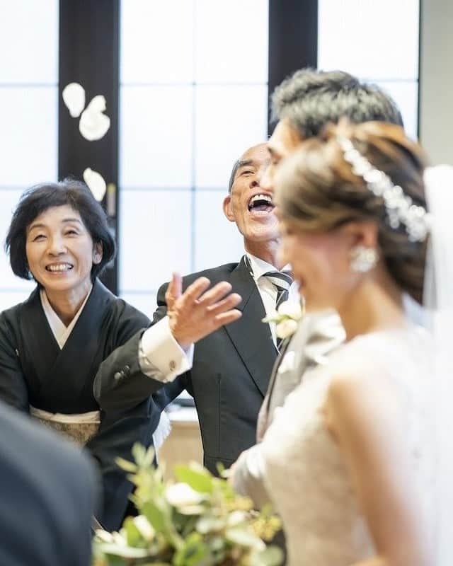 KIYOMIZU京都東山 公式さんのインスタグラム写真 - (KIYOMIZU京都東山 公式Instagram)「@kiyomizu_kyoto_higashiyama をフォローして、 『#kiyomizu京都東山』 『#kiyomizu花嫁』 『#スタイルズ花嫁』 をつけて投稿してくださいね＊ . 大切な方々に見守られる中、 執り行われる挙式は、とても美しく、 会場内があたたかな空気に包まれました*  ここまで育ててくれた大切なご両親へ 晴れ姿をお見せする特別な門出に◎ . ---------------------- . ▼ブライダルフェアの予約は インスタのTOPからcheck⚐ ＞＞＞ @kiyomizu_kyoto_higashiyama . #スタイルズ花嫁 #dress #kyoto #kiyomizu #wedding #ウェディングレポ #チャペル  #プレ花嫁 #卒花 #結婚式 #結婚式場 #結婚式準備 #京都 #京都花嫁 #関西花嫁 #京都婚 #令和花嫁 #DRESSY花嫁 #maricuru #シェアーズヘアメイク #誓いのキス #人前式 #挙式 #ベージンロード #フラワーシャワー #人前式 #挙式レポ」10月14日 17時18分 - kiyomizu_kyoto_higashiyama