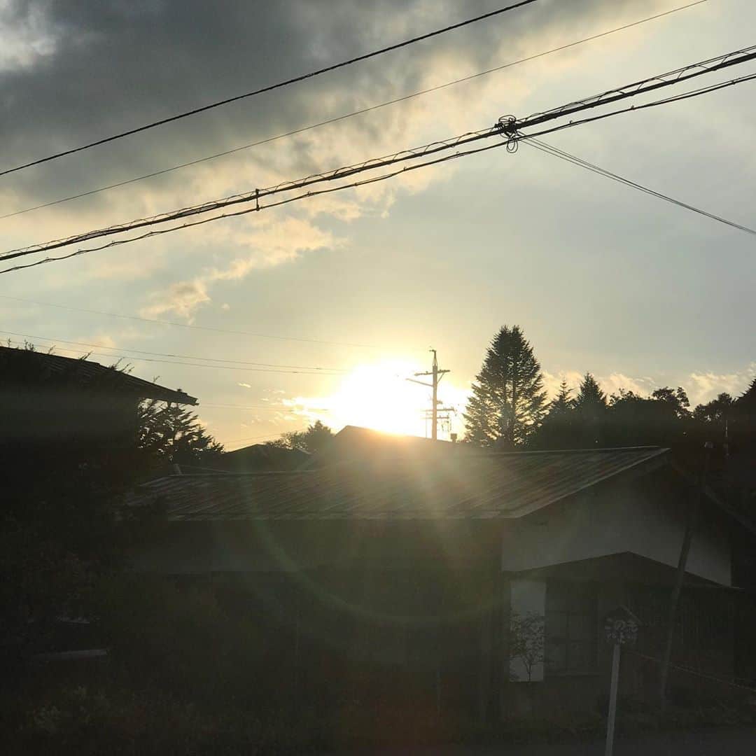 土屋眞弓のインスタグラム：「軽井沢ダイアリー 夕陽編  お天気にも恵まれ、素晴らしい軽井沢ダイアリーススタートしました DAY2はまた後ほど  #軽井沢ダイアリー」