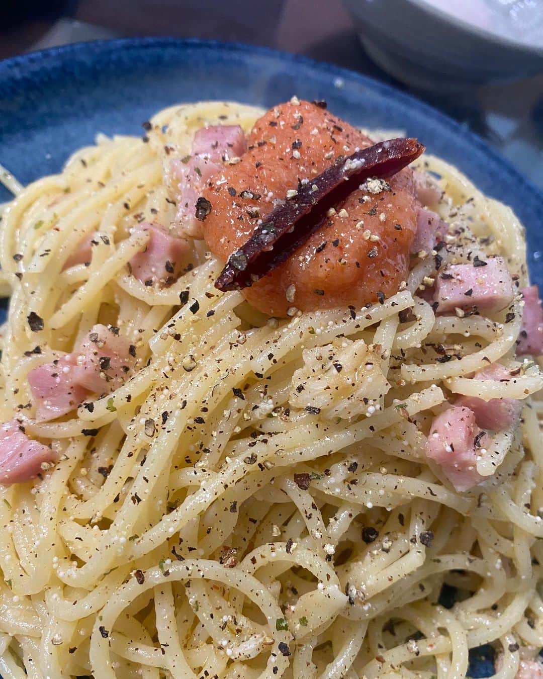 のインスタグラム：「#ペペロンチーノ に#明太子 を融合。 名付けて悶絶の #タランチーノ ぺぺの時は塩分1〜1.4%で茹でますが、少し抑えて0.7くらい。 しっかり乳化させたぺぺソースにパスタと同時に明太子を入れて軽く和え、仕上げに生の明太子をのせて完成。 #悶絶レシピ のレパートリーに追加。 味変で醤油を少々たらし、温玉に潜らせれば #昇天確定 & #痛風メニュー の完成。 今晩、もしくは明日のお昼にいかが？  #おうちごはんlover  #悶絶飯 #昇天トッピング #ぺぺ男子」
