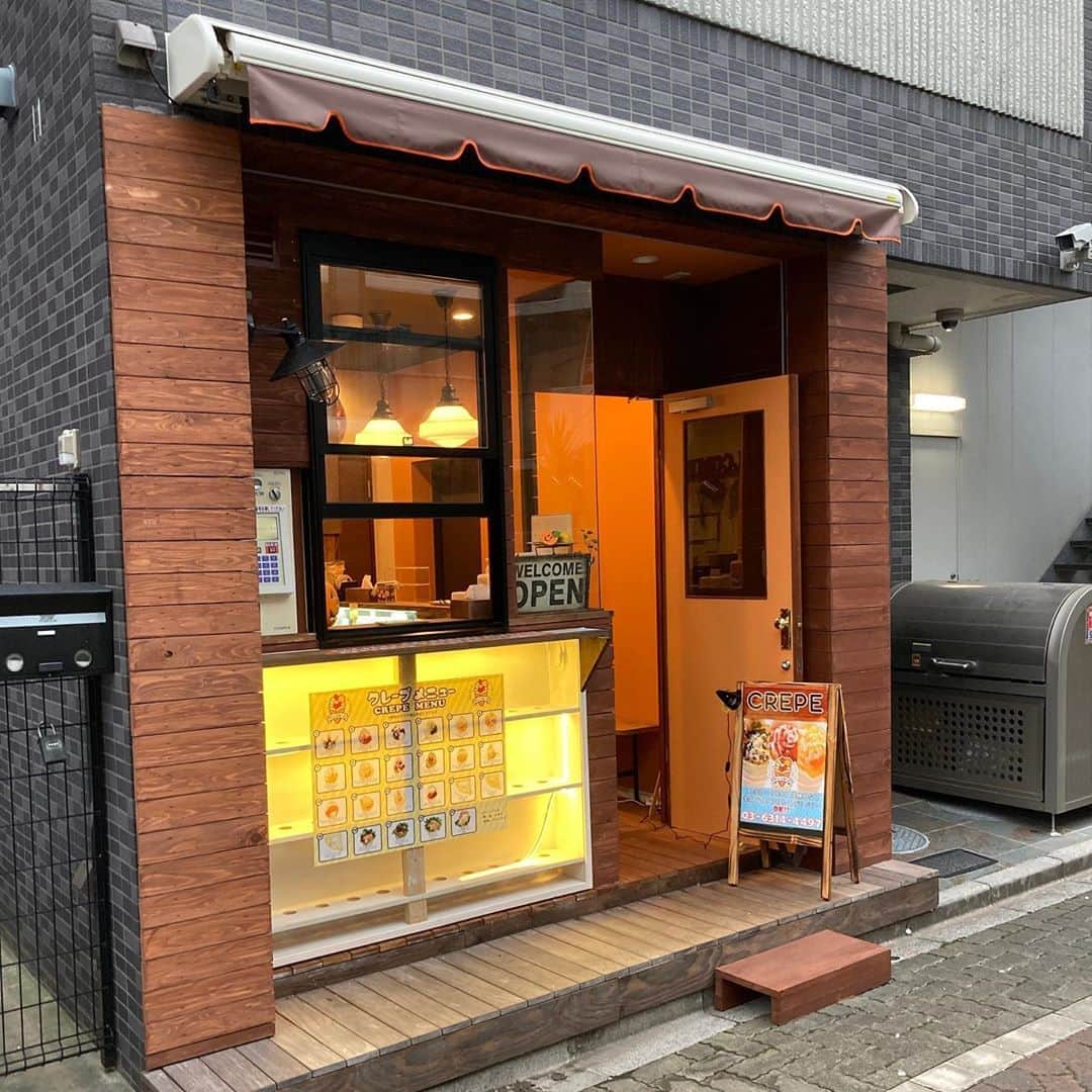 のインスタグラム：「業務スーパー(予定)裏に最近出来たクレープ屋が気になるたたずまい。 #高円寺 #桃園川緑道 #パル商店街 #ルック商店街」