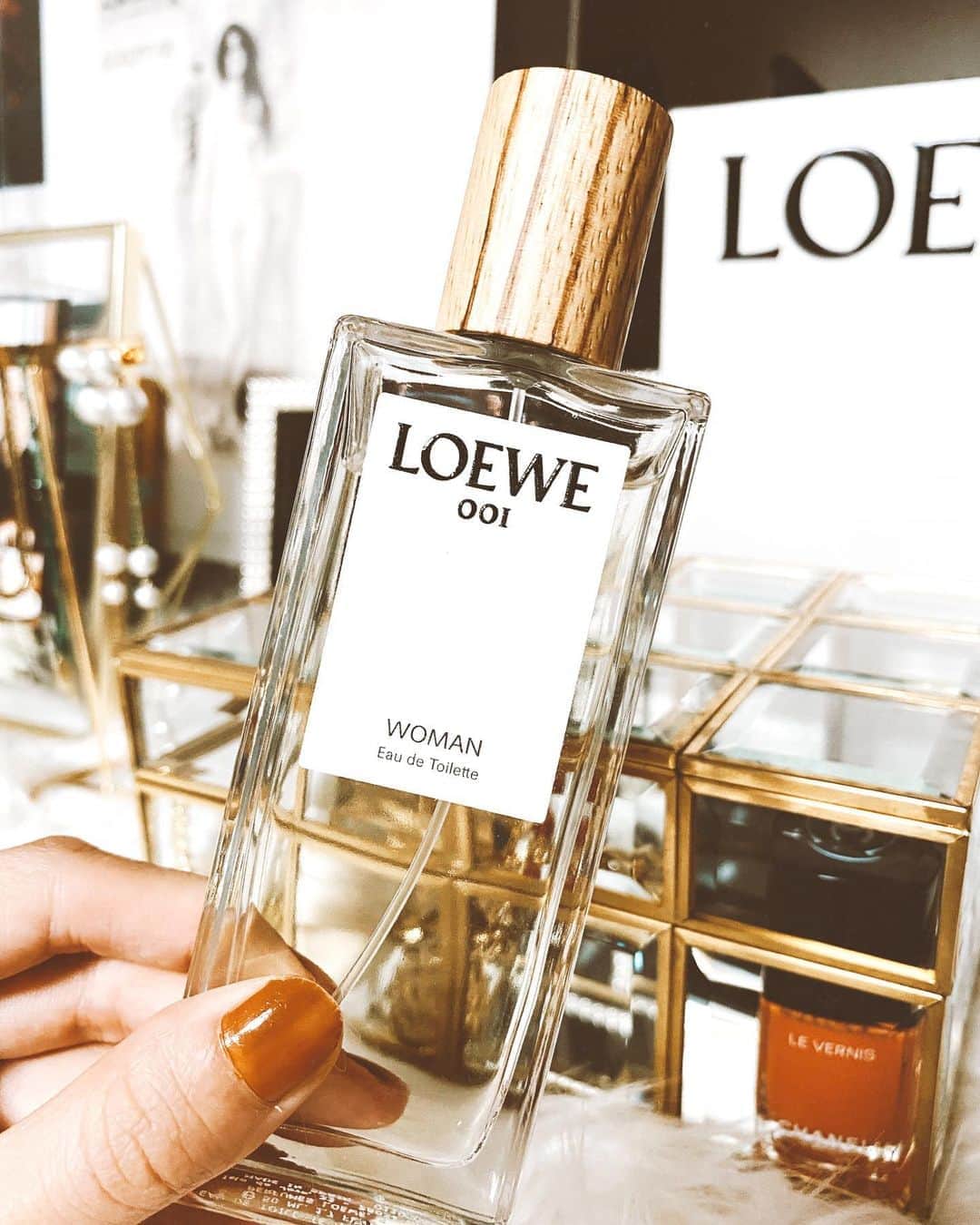 一木美里さんのインスタグラム写真 - (一木美里Instagram)「💫💫💫  最近つけているオードトワレ。ベースはホワイトムスクだけどジャスミンや少しバニラも感じるガーリーな香りです🌷普段使ってるものより好き嫌いもなさそう、フローラルっぽい香り。お部屋にサッとまいたりもしてます。  #loewe#loeweperfumes#perfume#eaudetoilette#ロエベ#ロエベ香水#香水#オードトワレ#향수#로에베」10月14日 17時19分 - misato_ichiki