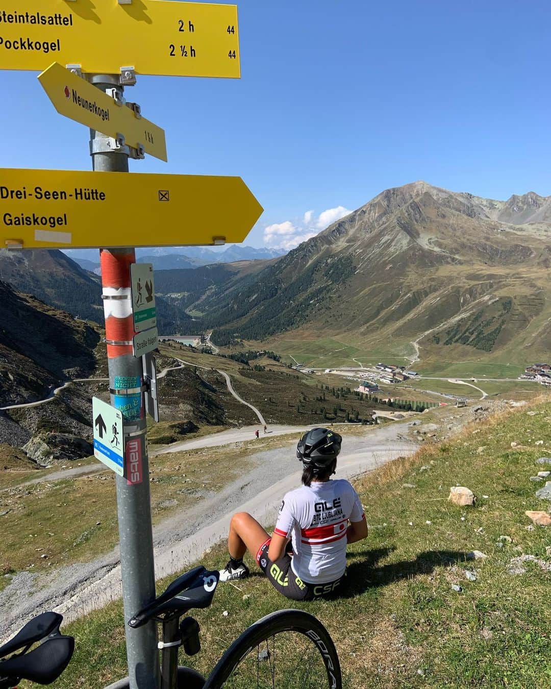 與那嶺恵理のインスタグラム：「Thinking of next direction 🤔 ⬅️➡️↗️↙️.... it’s not up to me.... Hard to step forward & sometime step down suddenly or quickly 😥  Another look down is decided in Netherland 🇳🇱 . . And then.... Calm(Sit) down & Just enjoy the view 😌(this time from 🏠🙈) . . いつかの#今日のエリさん」
