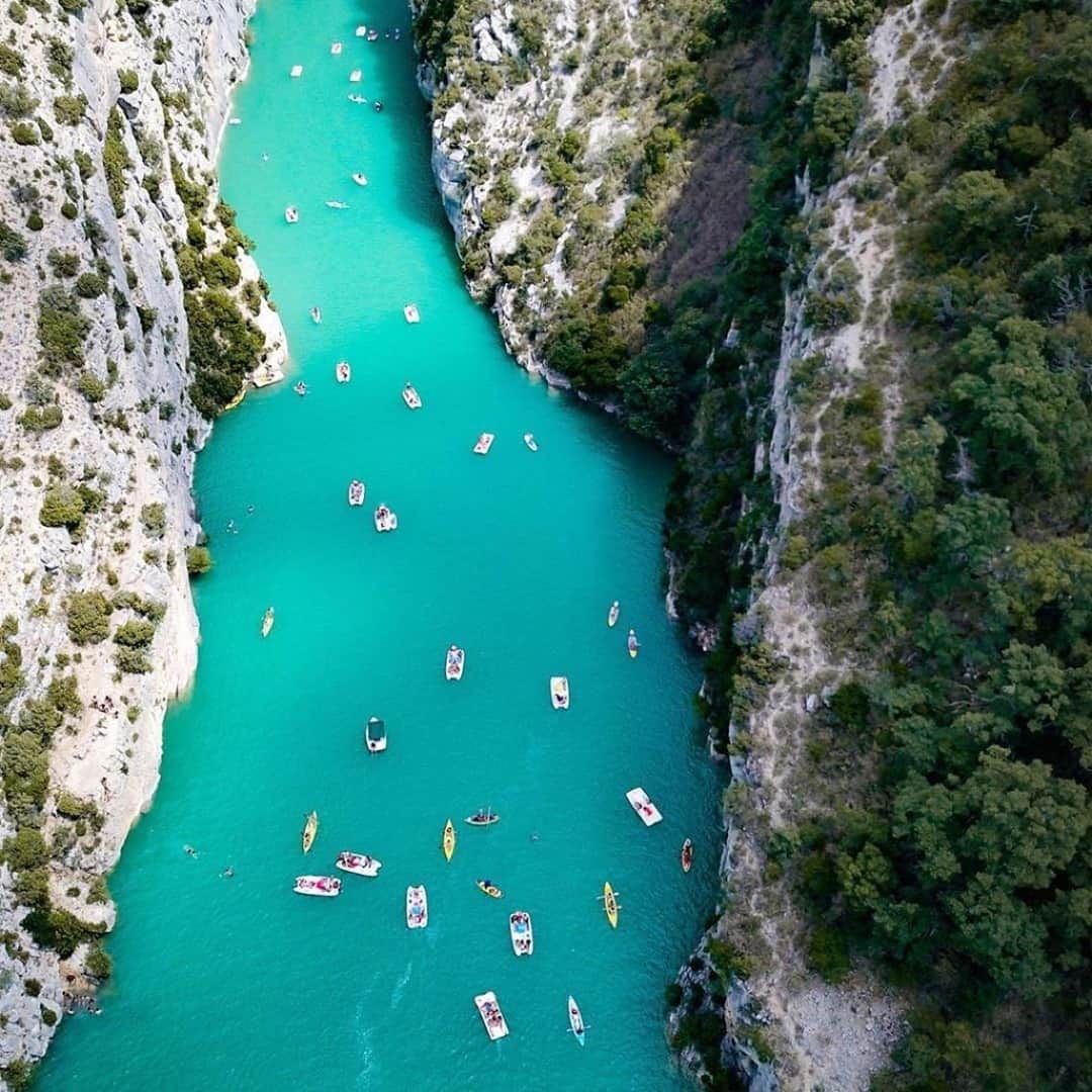 エールフランスのインスタグラム：「Descente turquoise en plein coeur des Gorges du Verdon.  Turquoise descent in the heart of the Gorges du Verdon 💙  instant capturé par @pierre_muller 📸  #AirFrance #wanderlust #travel #france #gorgesduverdon #views #travelspic #AirFranceProtect」