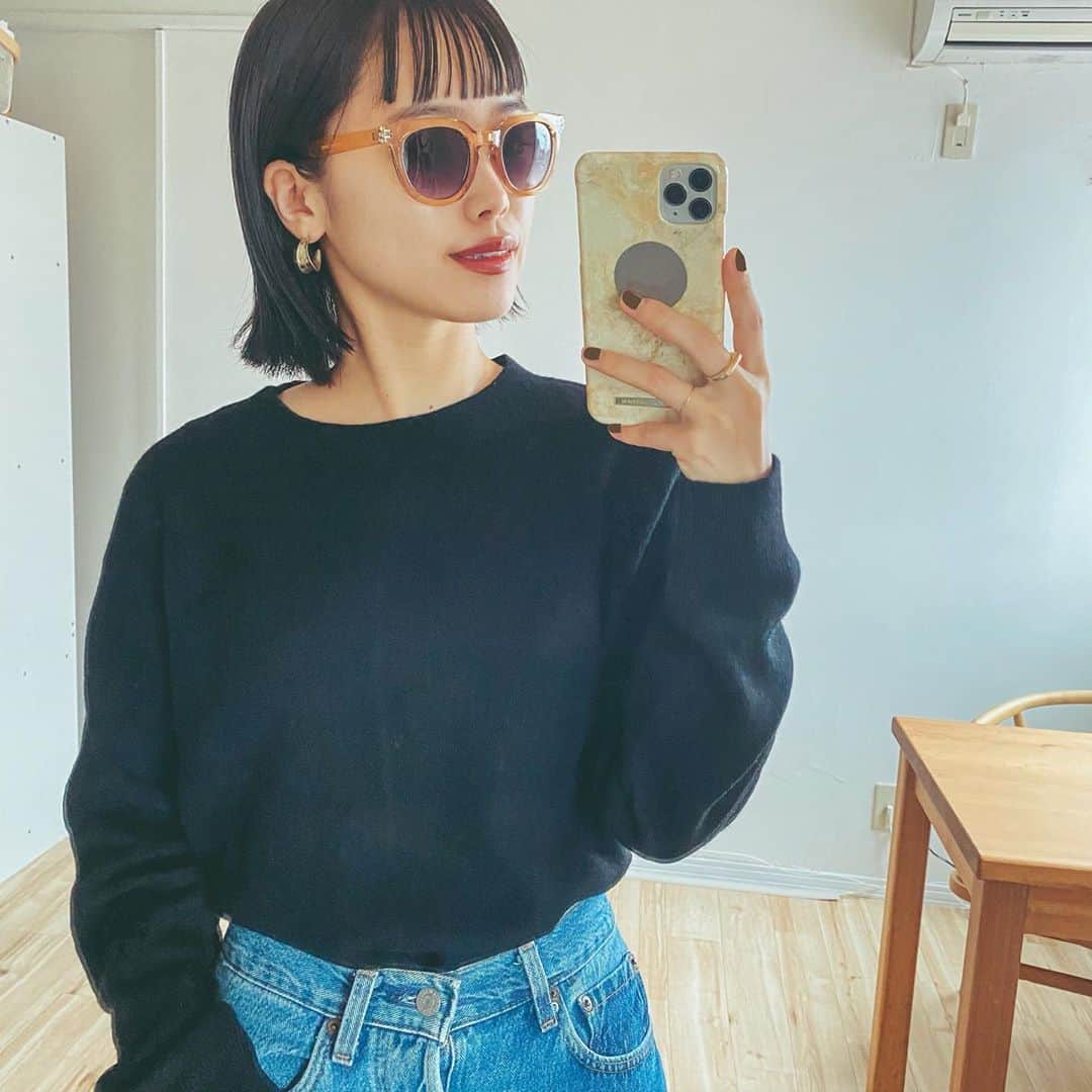 井村亜里香のインスタグラム：「インプット力が落ちていている最近。 田舎にいるとワクワクすることが本当に少ない。。 特にファッション🤷🏼‍♀️💭 気持ちを上げるために できるだけ毎日私服をupするように決めた！ 完全なる自己満だけれども 好きなことをやっているとやはり楽しい♡ #人生一度きり なのでやりたい事 好きな事の直感を大切にして 楽しく過ごしたい🤭 @kuih_store で見つけた無地ニットが 気持ちよくて買って大正解。 バックスタイルも縦ラインが入っていて スッキリ見えるデザイン。 色違いもgetしたのでまた紹介します！ ・ #kuih#fashion#ootd#fashionstyle  #nitto#knit#autumnfashion#code #denim#levis#denimstyle#kuihst #コーデ#秋ファッション#ニット #ニットコーデ#デニムコーデ#デニム #シンプルコーデ#黒ニット #無地ニット#デニム好き#クイ #おうちファッションショー」