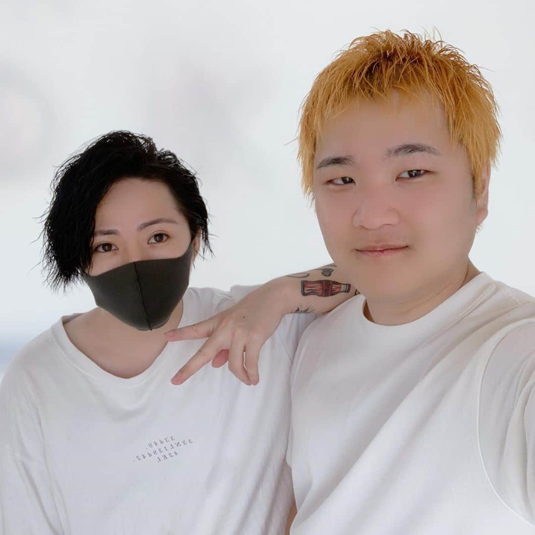 トミックのインスタグラム：「もるさんに髪を切ってもらった👨  #トミスタj  #トミック #YouTuber #美容系 #多分5年ぶりくらいに染めた、期間限定かな」